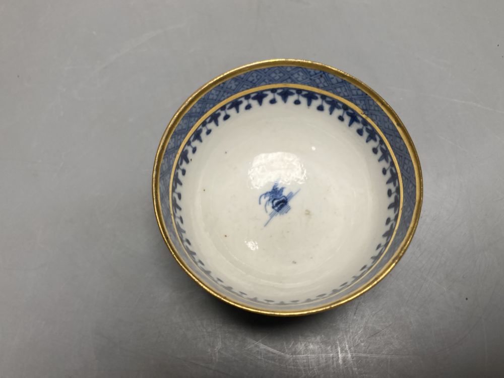 A Chinese jar and cover and a tea bowl, jar and cover height 10cm